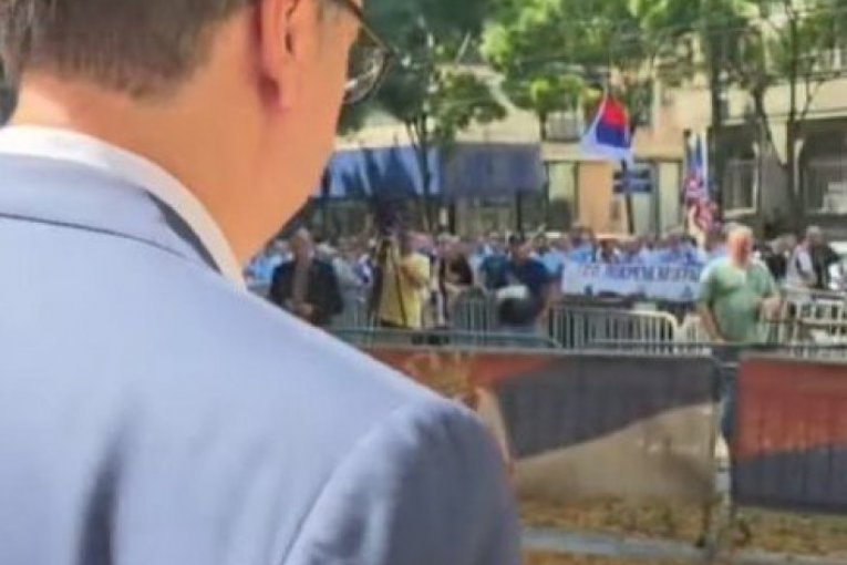 Vučić na protestu ispred Predsedništva