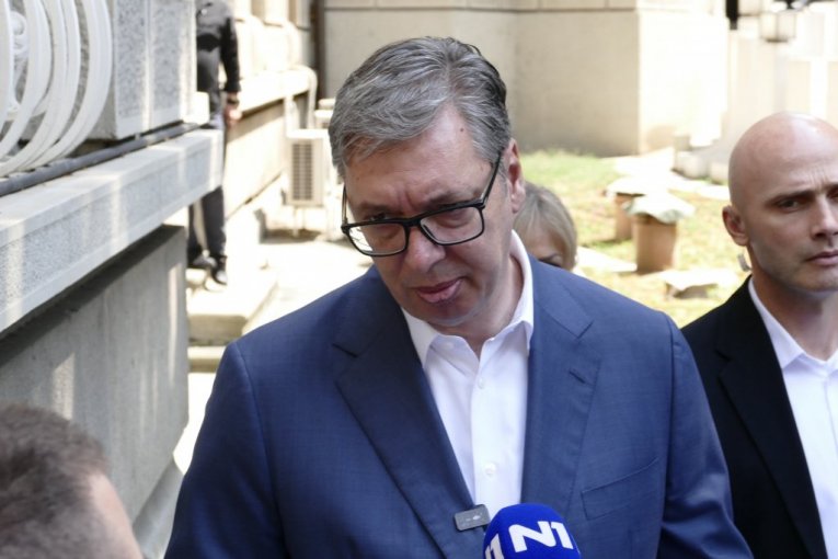 Vučić na protestu ispred Predsedništva