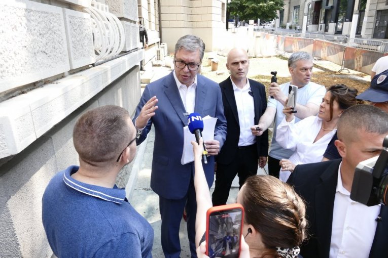Vučić na protestu ispred Predsedništva
