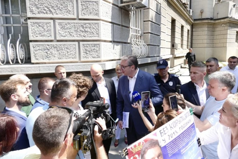 JOŠ JEDNOM SRUŠIO LAŽNE OPTUŽBE! Oglasio se Vučević o susretu Vučića sa demonstrantima: "Predsednik neumorno radi na boljitku naše države!"