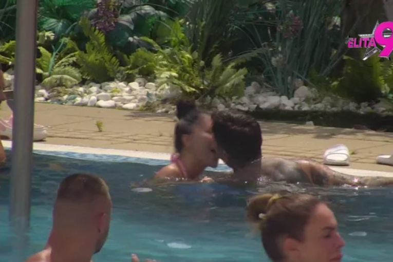 Vrele scene u bazenu