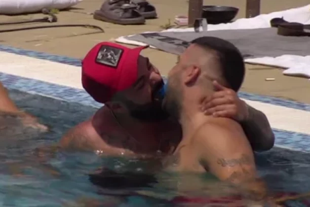 VRELE SCENE ASMINA I LUKE ŠOKIRALE NACIJU: Pao i poljubac u bazenu?! (VIDEO)