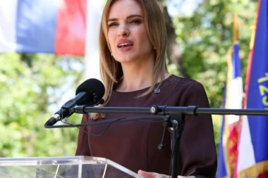 MINISTARKA S DIGITALNIM ASISTENTOM -  Radoslav rešava sve probleme građana!