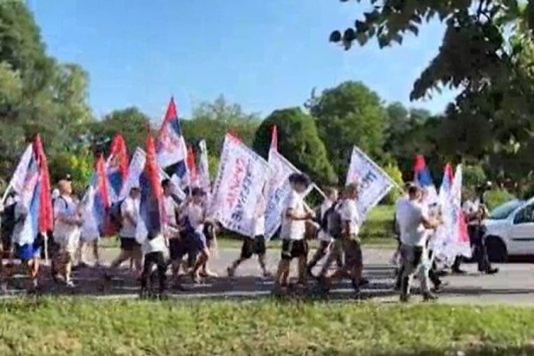 Građani peške krenuli iz Novog Sada u Beograd!