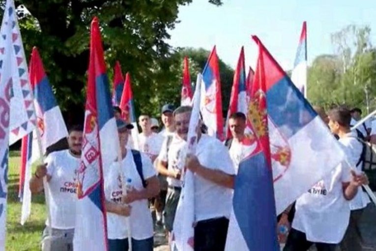 Građani peške krenuli iz Novog Sada u Beograd!
