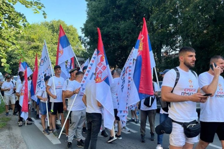 Građani peške krenuli iz Novog Sada u Beograd!