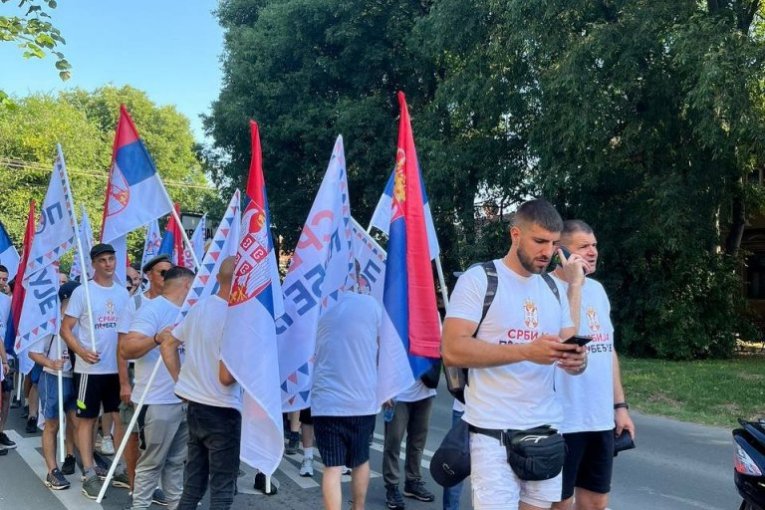 Građani peške krenuli iz Novog Sada u Beograd!