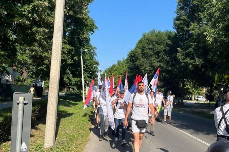 Građani peške krenuli iz Novog Sada u Beograd!