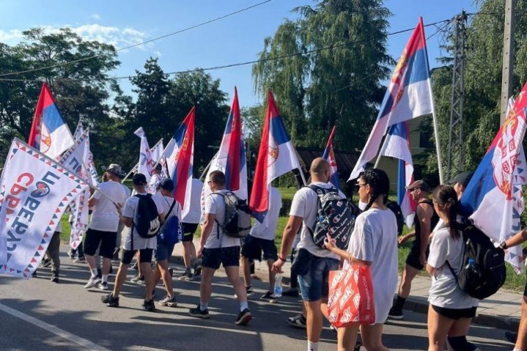 Građani peške krenuli iz Novog Sada u Beograd!