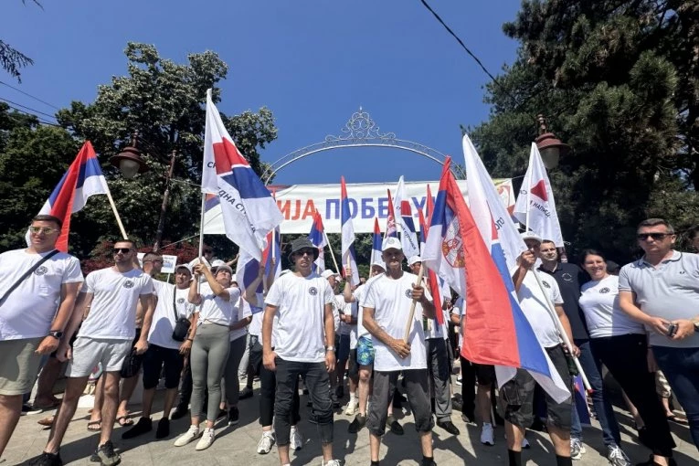 REKE LJUDI SLIVAJU SE KA PRESTONICI! Građani iz Aranđelovca krenuli ka Beogradu na veliki skup! (FOTO, VIDEO)