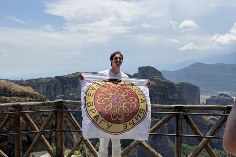 Student Dušan Vasiljević prešao pešice više od 680 kilometara do manastira na Meteorima