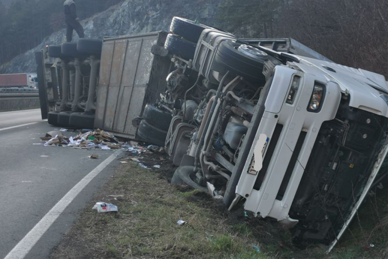 KAMION PREVRNUT, AUTOMOBIL ZAVRŠIO U KANALU! Stravična nesreća na Ibarskoj magistrali! (FOTO)