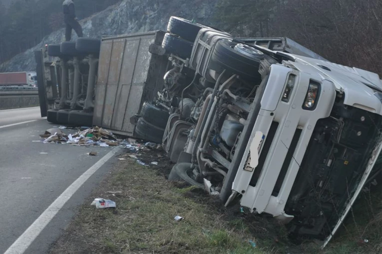 KAMION PREVRNUT, AUTOMOBIL ZAVRŠIO U KANALU! Stravična nesreća na Ibarskoj magistrali! (FOTO)