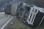 KAMION PREVRNUT, AUTOMOBIL ZAVRŠIO U KANALU! Stravična nesreća na Ibarskoj magistrali! (FOTO)