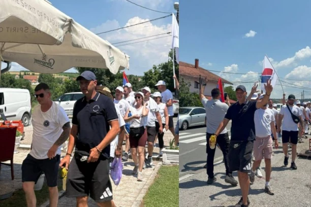 ARANĐELOVČANI DOČEKANI OVACIJAMA I UZVICIMA "SRBIJA POBEĐUJE"! Krenuli na veliki skup u Beogradu, u Trbušnici ih građani dočekali s oduševljenjem! (FOTO, VIDEO)