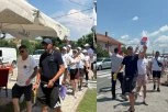 ARANĐELOVČANI DOČEKANI OVACIJAMA I UZVICIMA "SRBIJA POBEĐUJE"! Krenuli na veliki skup u Beogradu, u Trbušnici ih građani dočekali s oduševljenjem! (FOTO, VIDEO)