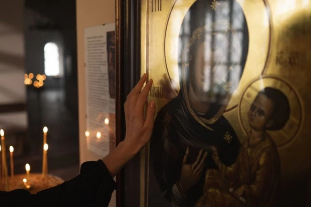“BOGORODICA JE UČINILA ČUDO!”: Svedočanstvo poznatog grčkog pevača o ikoni koja je tokom molitve pred njegovim očima počela da mirotoči (VIDEO)