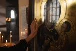 “BOGORODICA JE UČINILA ČUDO!”: Svedočanstvo poznatog grčkog pevača o ikoni koja je tokom molitve pred njegovim očima počela da mirotoči (VIDEO)