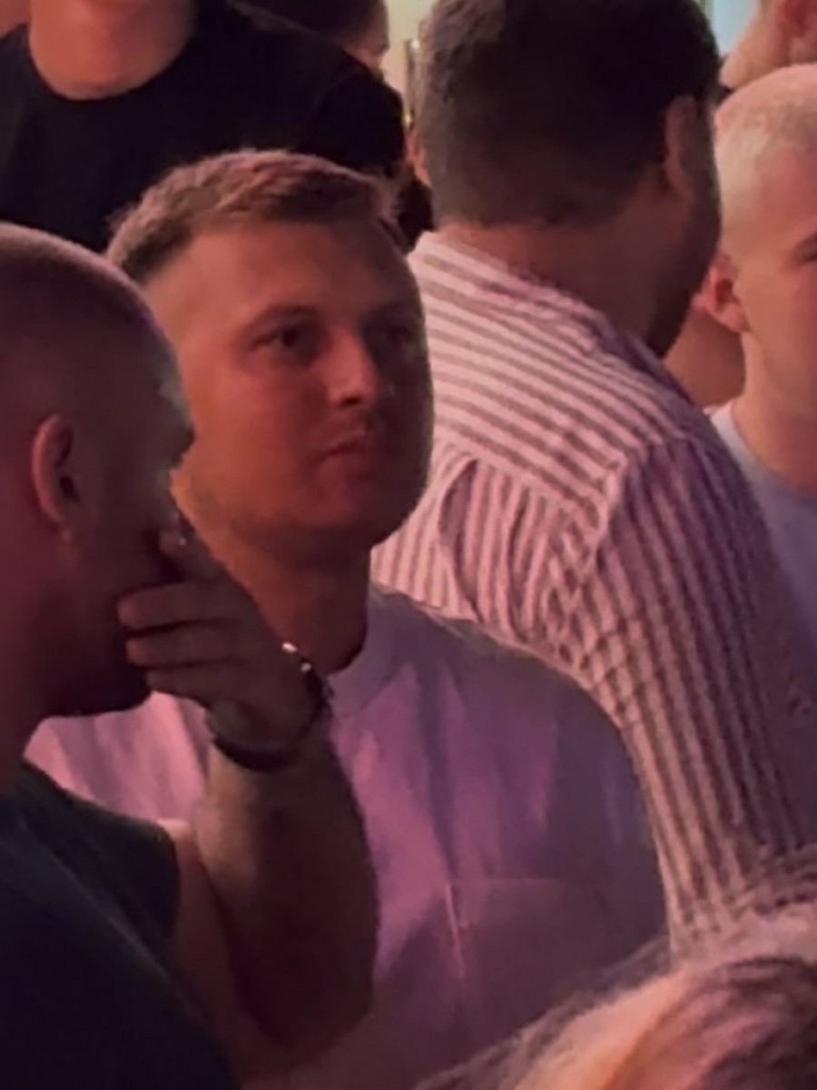 PRVO POJAVLJIVANJE STEFANA KARIĆA NAKON IZRICANJA PRESUDE ZA PREBIJANJE ŠAVIJE: Uhvatili smo ga na koncertu Jale i Bube, OVAJ DETALJ posebno šokira! (VIDEO, GALERIJA)