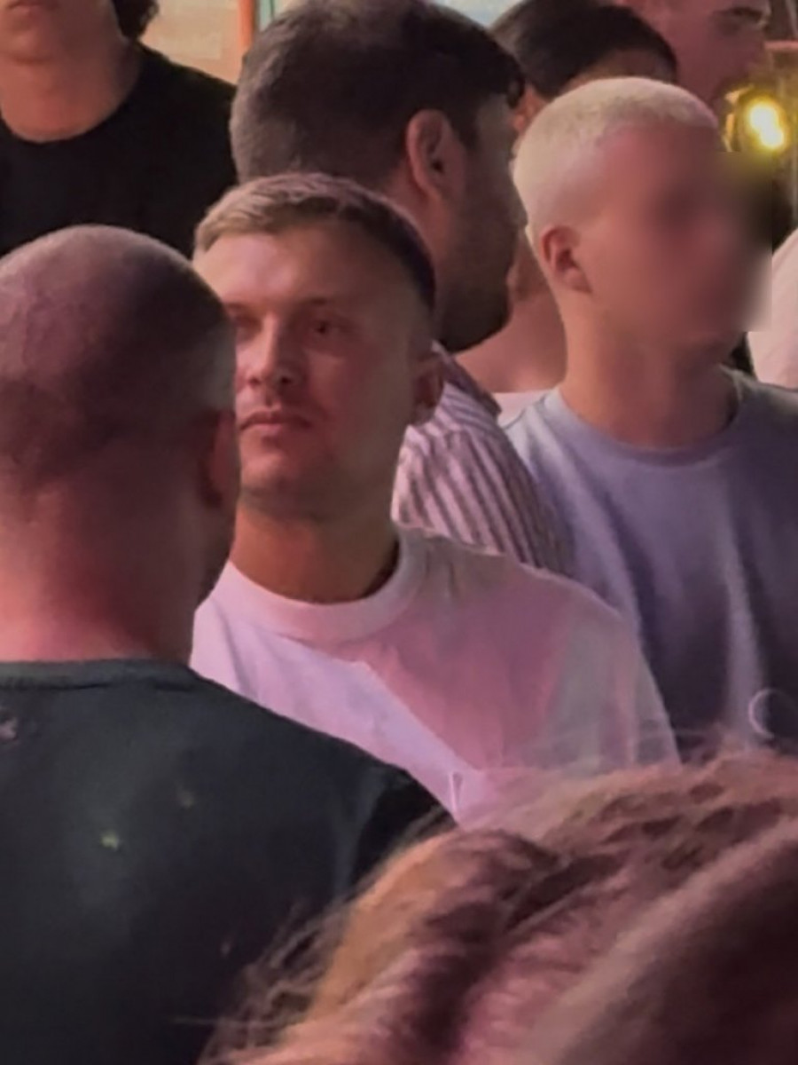 PRVO POJAVLJIVANJE STEFANA KARIĆA NAKON IZRICANJA PRESUDE ZA PREBIJANJE ŠAVIJE: Uhvatili smo ga na koncertu Jale i Bube, OVAJ DETALJ posebno šokira! (VIDEO, GALERIJA)