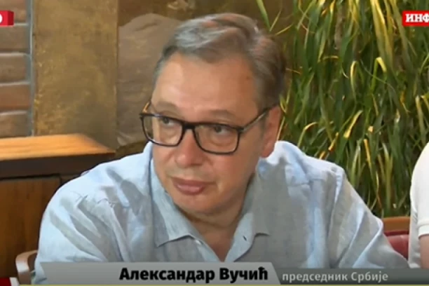 VUČIĆ SA GRAĐANIMA KOJI PEŠAČE KA BEOGRADU! Predsednik u Inđiji!