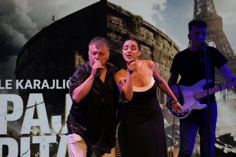 Premijera albuma "Pijani brod“: Nele Karajlić u Fondaciji Mozzart spojio muziku, film i emociju