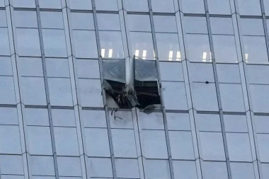 HOROR! Avion udario u najviši neboder u gradu, delovi letelice padali na zemlju - POKRENUTA HITNA EVAKUACIJA! (FOTO, VIDEO)