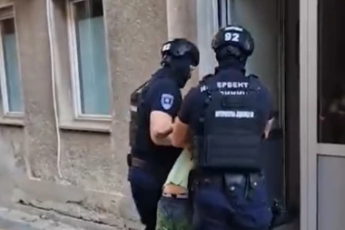 POKUŠAO DA BEGUNCU SREDI DOKUMENT! Uhapšen policijski službenik iz Kragujevca zbog ZLOUPOTREBE službenog položaja!