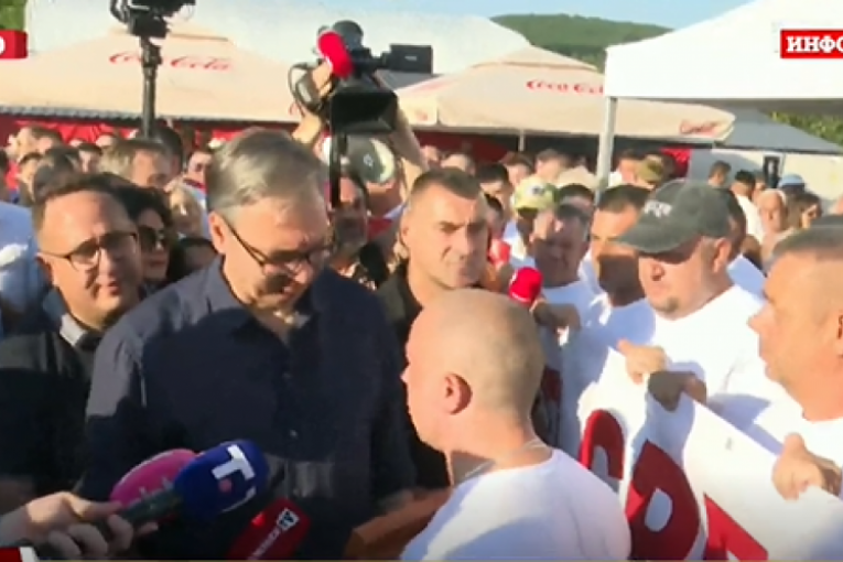 SVE SE ORI OD "ACO, SRBINE" I "SRBIJA POBEĐUJE"! Vučić sa narodom o Oplaniću slavi otvaranje dela Moravskog koridora! (VIDEO)