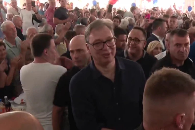 SVE SE ORI OD "ACO, SRBINE" I "SRBIJA POBEĐUJE"! Vučić sa narodom u Oplaniću slavi otvaranje dela Moravskog koridora!