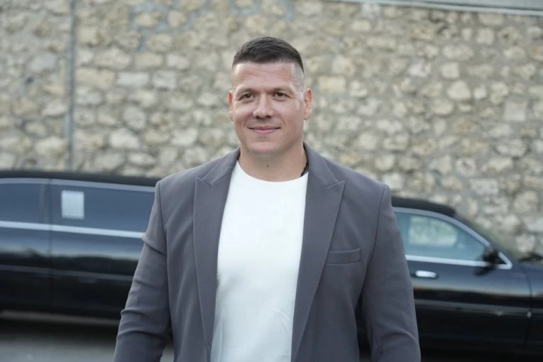 SLOBA RADANOVIĆ ZA DLAKU IZBEGAO SIGURNU SMRT: Nasred PUTA mu otpao TOČAK sa kola, evo u kakvom je stanju!
