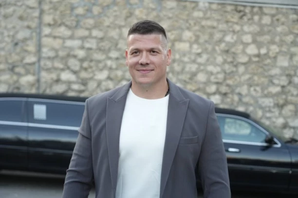 SLOBA RADANOVIĆ ZA DLAKU IZBEGAO SIGURNU SMRT: Nasred PUTA mu otpao TOČAK sa kola, evo u kakvom je stanju!