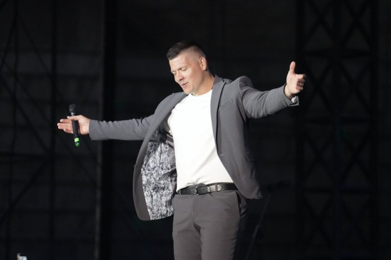 SA TAŠMAJDANA NA UŠĆE: Sloba Radanović sve stiže - zapevao na koncertu "Južnog vetra", pa sve bacio u trans na "Belgrade Music Week"