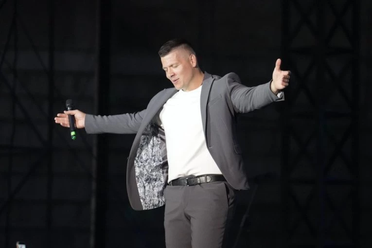 SA TAŠMAJDANA NA UŠĆE: Sloba Radanović sve stiže - zapevao na koncertu "Južnog vetra", pa sve bacio u trans na "Belgrade Music Week"