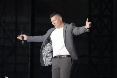 SA TAŠMAJDANA NA UŠĆE: Sloba Radanović sve stiže - zapevao na koncertu "Južnog vetra", pa sve bacio u trans na "Belgrade Music Week"