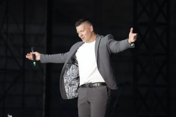 SA TAŠMAJDANA NA UŠĆE: Sloba Radanović sve stiže - zapevao na koncertu "Južnog vetra", pa sve bacio u trans na "Belgrade Music Week"