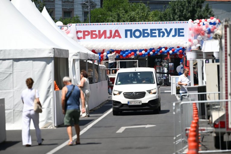 KAKVA SRAMOTA! Blokader priziva smrt ljudi na velikom skupu u Beogradu! (VIDEO)