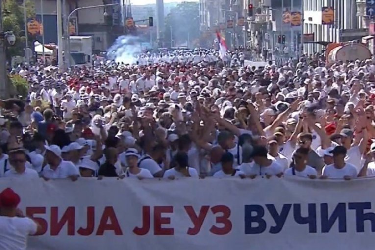  Brankov most prekriven ljudima, uz pesmu i bubnjeve krenuli ka Terazijama!