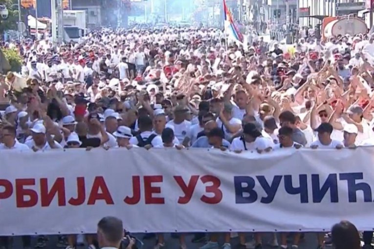  Brankov most prekriven ljudima, uz pesmu i bubnjeve krenuli ka Terazijama!
