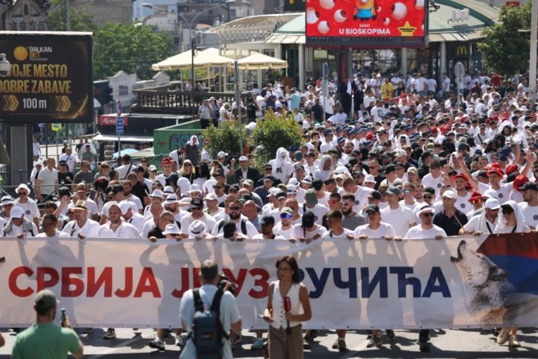 KRENULA JE PESMA! Na skupu Srbija jedna porodica ispred Skupštine počeo muzički program