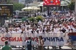 KRENULA JE PESMA! Na skupu Srbija jedna porodica ispred Skupštine počeo muzički program