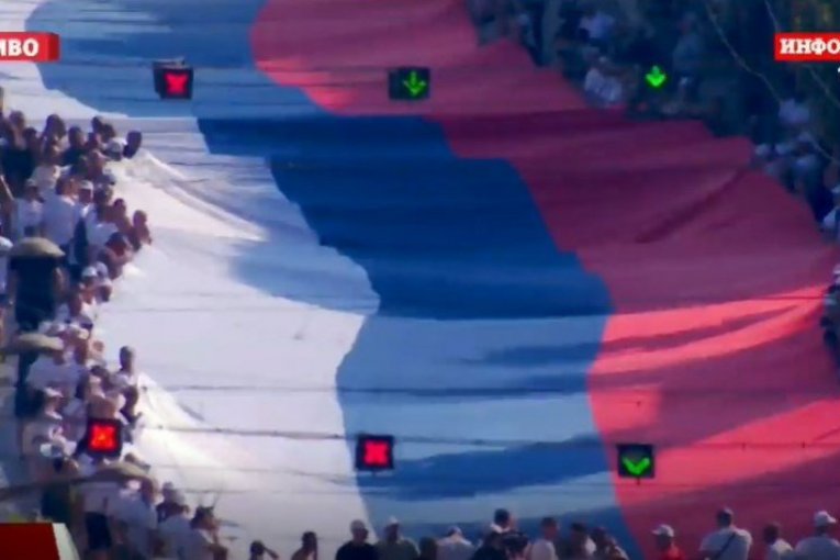 NOSI JE VIŠE OD 1.000 LJUDI! Razvijena srpska zastava teška jednu tonu na skupu "Srbija jedna porodica" - SNIMAK ZA ISTORIJU! (FOTO, VIDEO)