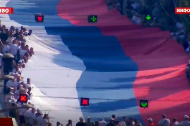 NOSI JE VIŠE OD 1.000 LJUDI! Razvijena srpska zastava teška jednu tonu na skupu "Srbija jedna porodica" - SNIMAK ZA ISTORIJU! (FOTO, VIDEO)