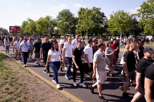 "DOSTA NAM JE NASILJA I PODELA, NEĆEMO DA SRBIN UDARA NA SRBINA!" Građani na skupu u centru Beograda samo žele mir - U BUDUĆNOST SVI ZAJEDNO! (VIDEO)