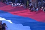 NOSI JE VIŠE OD 2.500 LJUDI! Razvijena srpska zastava teška jednu tonu na skupu "Srbija jedna porodica" - SNIMAK ZA ISTORIJU! (FOTO, VIDEO)