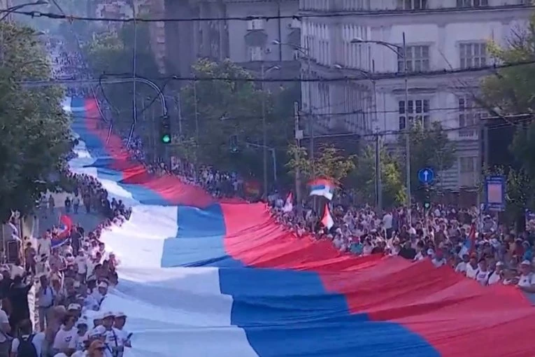 NOSI JE VIŠE OD 2.500 LJUDI! Razvijena srpska zastava teška jednu tonu na skupu "Srbija jedna porodica" - SNIMAK ZA ISTORIJU! (FOTO, VIDEO)