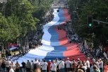 NOSI JE VIŠE OD 2.500 LJUDI! Razvijena srpska zastava teška jednu tonu na skupu "Srbija jedna porodica" - SNIMAK ZA ISTORIJU! (FOTO, VIDEO)