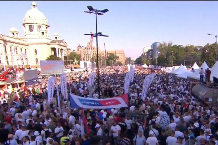 UPAMTITE OVAJ BROJ! 207.000 građana i 2.600 bajkera ispred Narodne skupštine! SKUP "SRBIJA JEDNA PORODICA" UŠAO JE U ISTORIJU! (VIDEO)