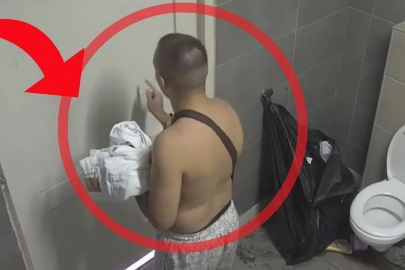 ZATVORIO CIMERA U TOALET, PA GA NATERAO NA OVO! Evo šta se desilo dok niko nije pazio, za noć NAJAVIO MAŠTOVITU IGRU! (VIDEO)