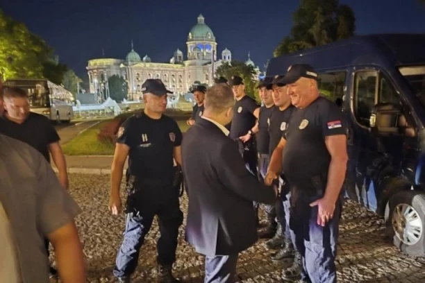 "SIGURNOST I STABILNOST OSTAJU NAŠ GLAVNI PRIORITET"! Ivica Dačić sa policajcima koji su obezbeđivali istorijski skup u Beogradu! (FOTO)